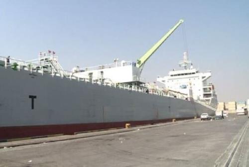 تخلیه دو کشتی اقیانوس پیمای حامل 80 هزار تن روغن خام در بندر عباس